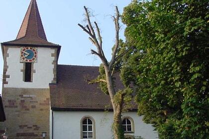 Zur Kirche "zum Heiligen Kreuz" in Weiler